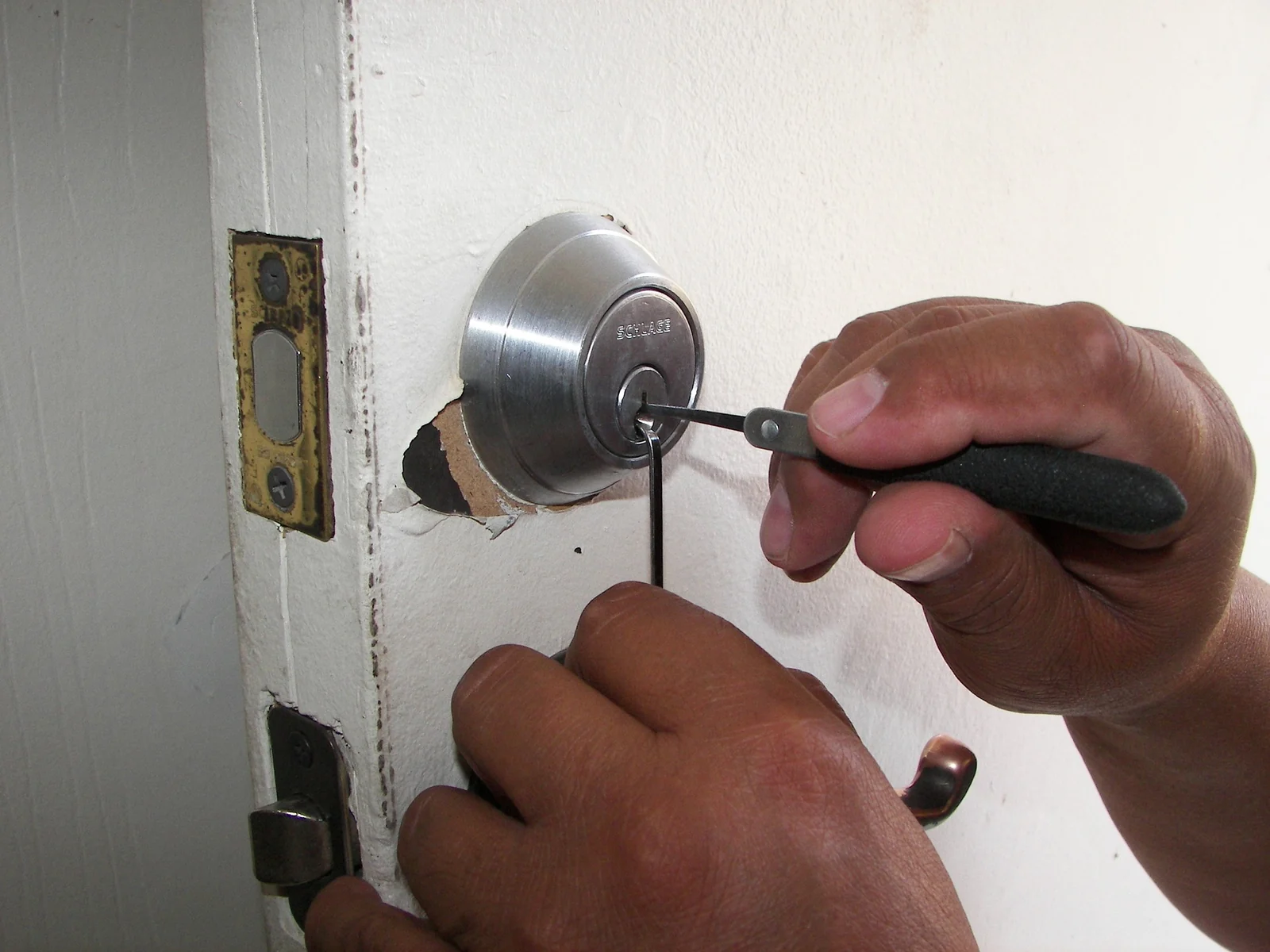 Outils de serrurier dans une serrure de porte.